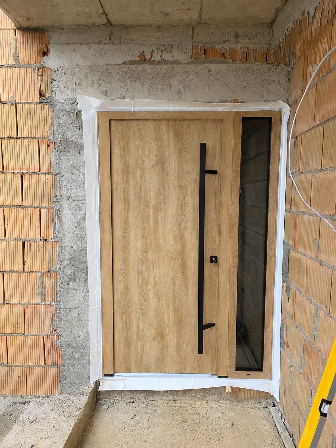 Ușă hibrid Turner Oak cu geam lateral, după montajul Extraplast în Livezeni